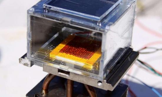 太阳能设备能从干燥空气中吸出水分