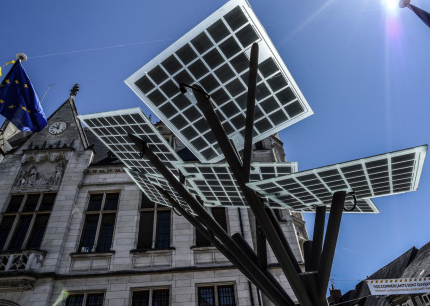 法国街头“种”下电子树：太阳能“叶片” 可提供WiFi