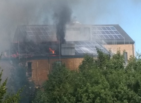 惊！千万豪宅太阳能电池板起火 过半屋顶被烧毁