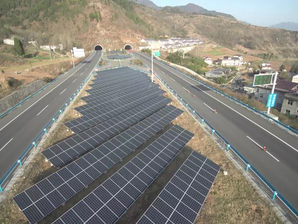 又一高速光伏项目亮相并网 年发电1000万千瓦时!