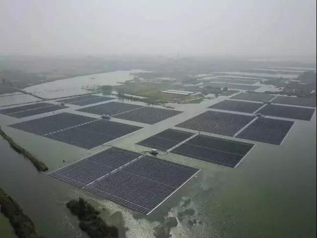 安徽两淮领跑者基地水面漂浮电站