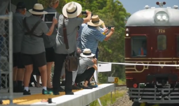 澳大利亚推出全球第一辆太阳能列车可容纳百人