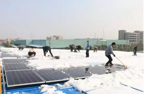 1MW屋顶光伏电站如何除雪？这个业主的建议真好！