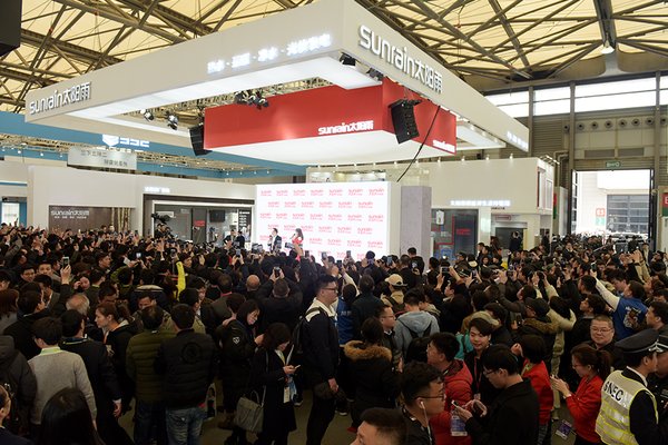 太阳雨携手林志玲开启新能源科技千人盛宴燃爆全场,引领AWE首日人气最高潮