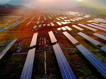 福建占地面积最大光伏发电站一期太阳能光伏板安装成功