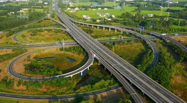 江苏省高速公路首批互通区分布式光伏电站并网投运