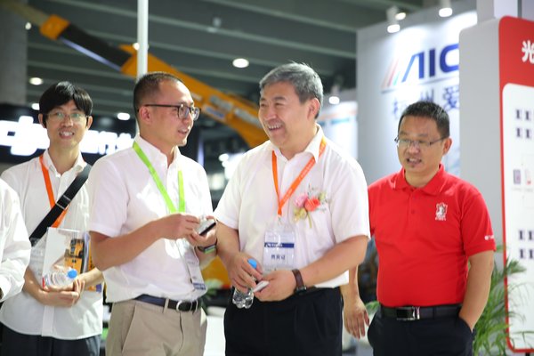 中国南方电网公司科技部副主任郑耀东先生参观德力西电气展台