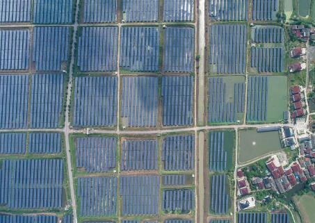 浙江湖州新能源前五月装机143万千瓦 千亩鱼塘渔光互补显美景