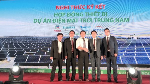 中信博新能源国际中心总裁容岗（右二）和越南TrungnamGroup执行总裁NguyenTamTien（中间）