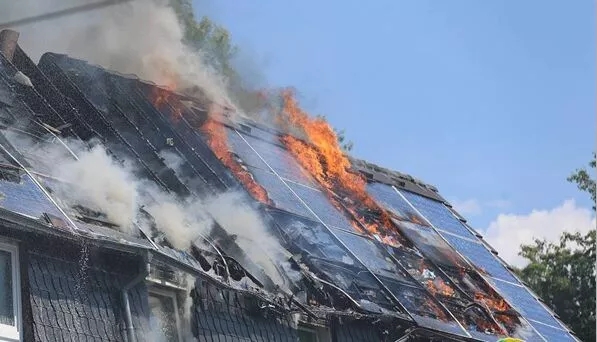 德国一民宅屋顶太阳能电站起火，整个屋顶烧成“骨架”