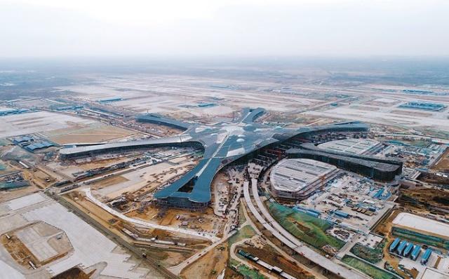 北京大兴国际机场跑道周边 首次铺设光伏系统