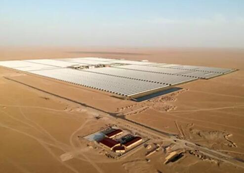 当地时间2月20日，位于科威特西北部Jahra省的Shagaya RE Park(Shagaya Renewable Energy Park)一期工程举行了投运仪式，科威特科学研究院(Kuwait Institute for Scientific Research)院长Samira Omar在仪式上宣布，园区一期工程已全面建成投运(其中包含50MW槽式光热发电项目)。  Shagaya RE Park是一个综合性的发电园区，规划总装机2000兆瓦，其中包括750MW槽式光热项目，450MW熔盐塔式光热项目以及142MW的风电项目。   园区建设图(摄于2018年4月)  上述一期项目总装机70MW，由装机50MW的Shagaya槽式光热电站、一个10MW的光伏电站和一个10MW的风电场组成。  Shagaya光热电站选址于沙漠地带，项目地多沙尘天气，采用抛物线槽式光热技术，配置双罐熔盐储热系统，储热时长不少于10小时，配套建设2×5单元模块直接空冷系统，计划年发电量为180GWh。  该电站占地面积约为247公顷，区域地面平整，约有100万方的场平工作，采用SKAL-ET槽，集热面积达673,620平方米，总计206个回路，安装275000面反射镜，10000支集热管，20000吨金属结构、3000吨导热油、33000吨熔盐。  该园区可助力科威特实现2030年前可再生能源发电占比提高至15%的目标，全面建成后年减排二氧化碳量可达500万吨。